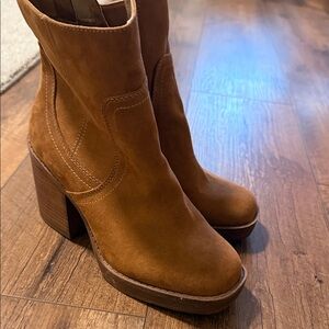 Universal Thread Tan Heeled Boots